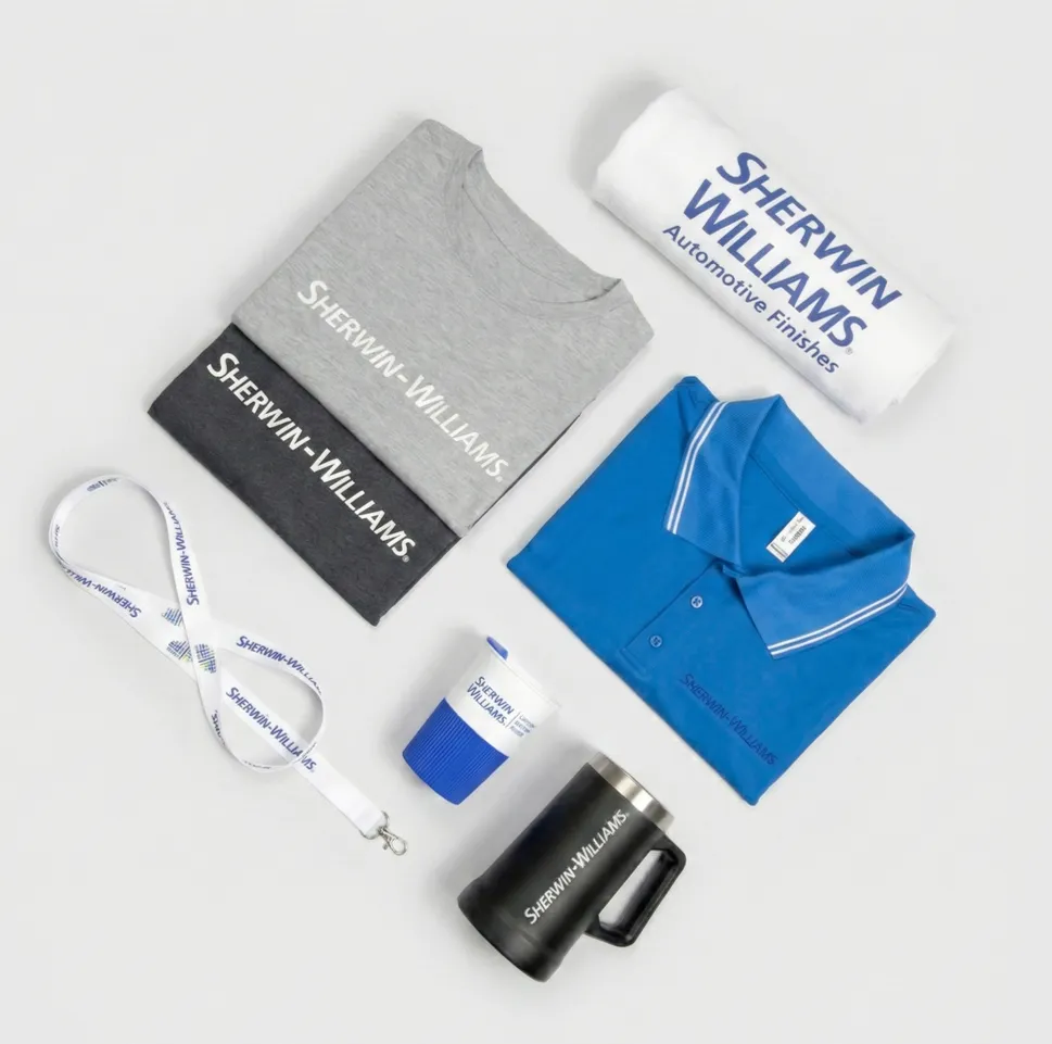 Productos personalizados Sherwin Williams – flat-lay de camisetas, termos y artículos de marca